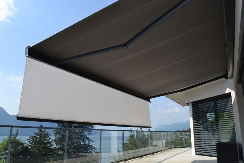 Store banne motorisé coffre intégral sur maison moderne