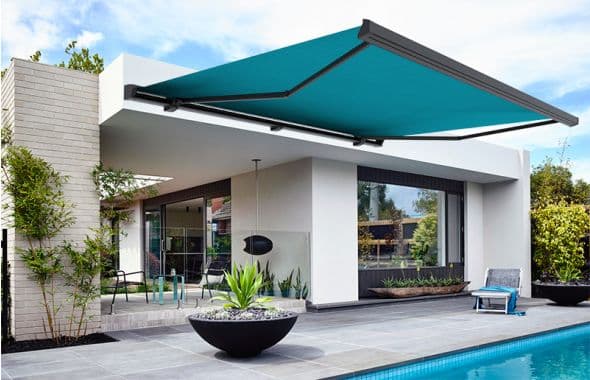 Store banne motorisé déployé sur terrasse avec store vertical