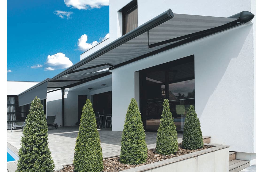 Store banne grande largeur sur terrasse moderne